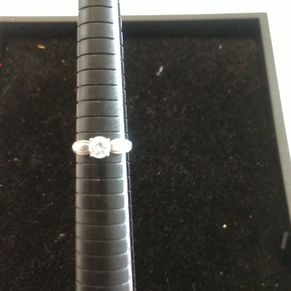 Elegant Silver Ring with Clear Gemstone